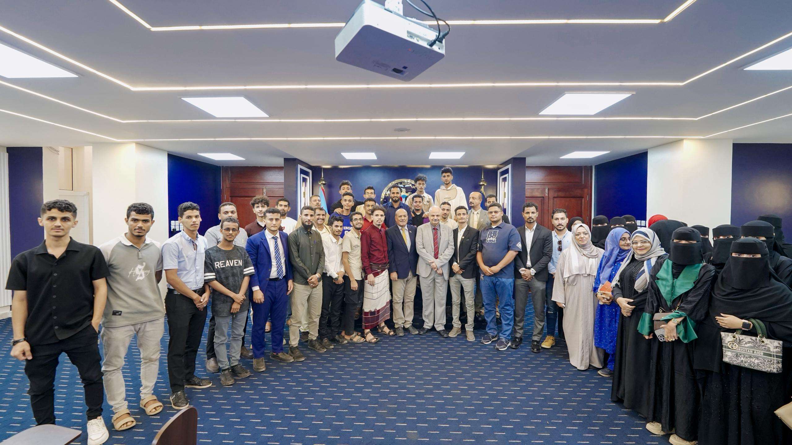 نائب رئيس الجمعية الوطنية يستقبل عددا من طلاب جامعات عدن ولحج وابين للتعريف بعمل الجمعية بمناسبة اليوم العالمي للعمل البرلماني