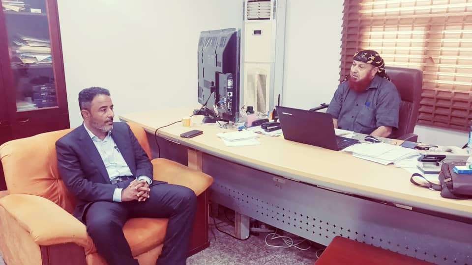 رئيس تنفيذية انتقالي أبين يتفقد مصنع الاسمنت بمديرية خنفر