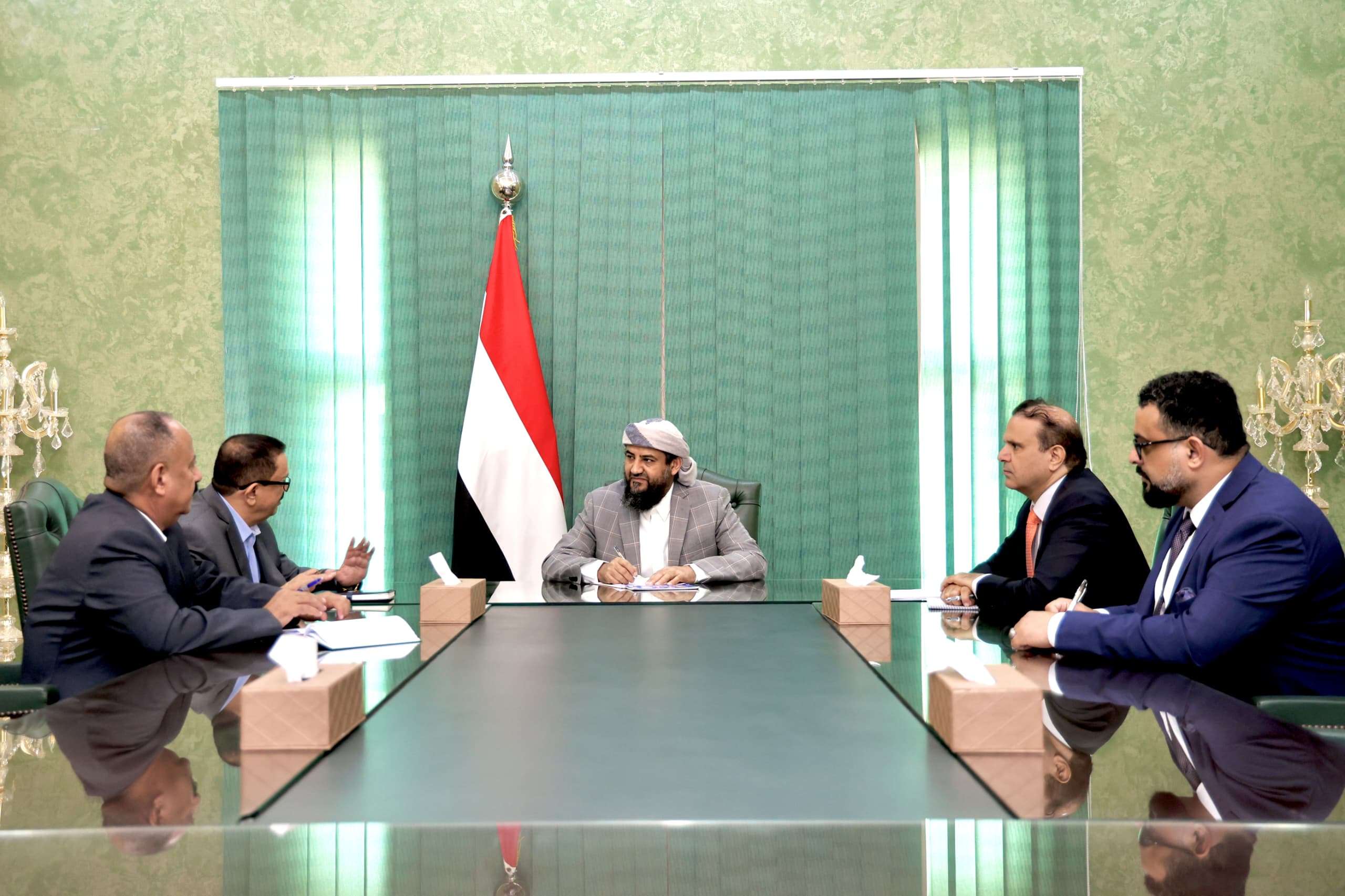 المحرّمي يلتقي رئيس مجلس إدارة الخطوط الجوية اليمنية ويؤكد أهمية النهوض بقطاع الطيران