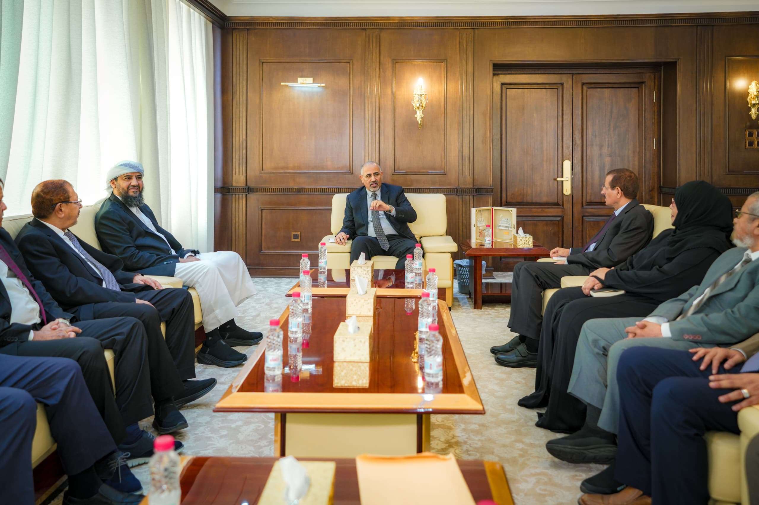 الرئيس الزُبيدي يوجّه بسرعة فتح محاكم العاصمة عدن وحل مطالب القضاة وفقا للقانون