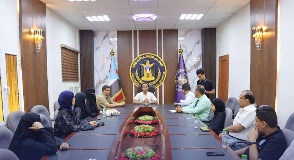 بتوجيهات الرئيس الزُبيدي .. انتقالي العاصمة عدن يُڪرِّم أوائل طلبة الثانوية العامة في العاصمة