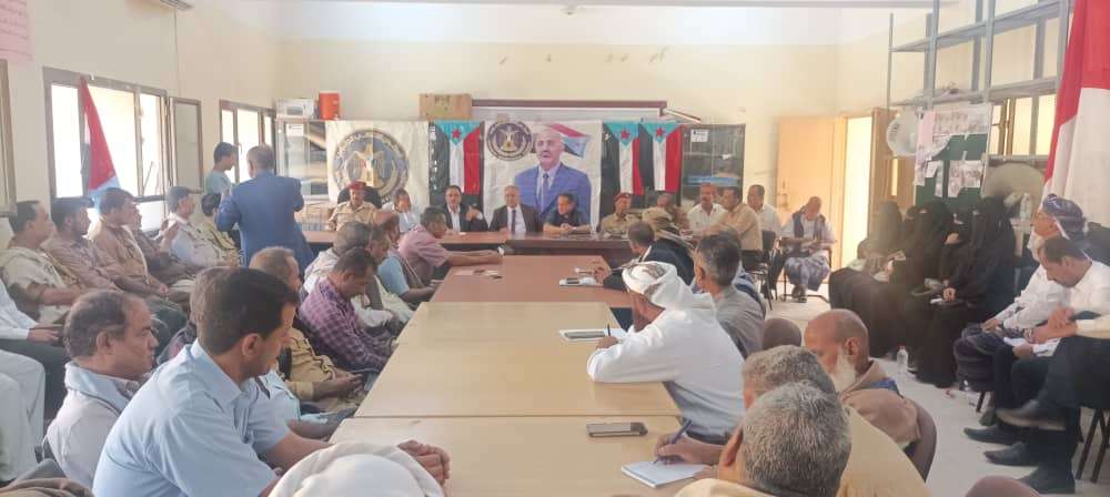 فريق التوجيه والرقابة الرئاسي يعقد لقاءً مشتركًا مع قيادتي الانتقالي والسلطة المحلية في الحبيلين