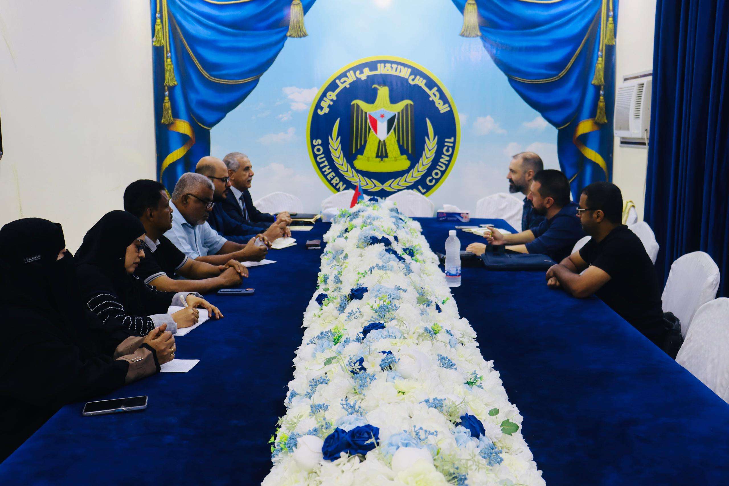 فريق التوجيه والرقابة الرئاسي يبحث مع وفد المعهد الأوروبي للسلام مستجدات الأوضاع في حضرموت