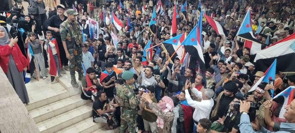 تواصل توافد الحشود الجماهيرية إلى ساحة الاعتصام المفتوح بالعاصمة عدن