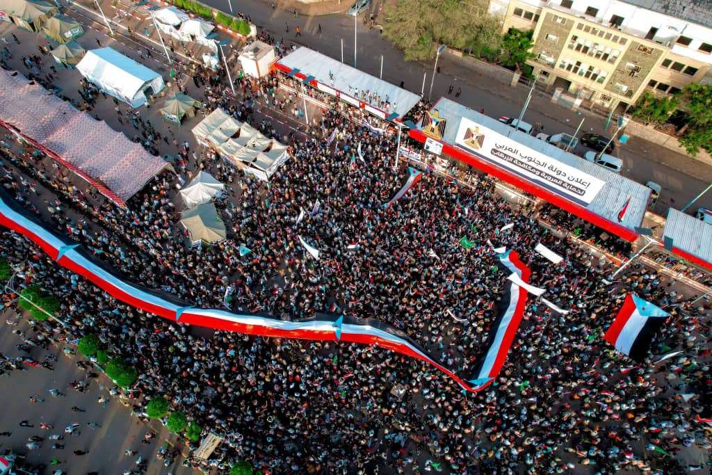 توافد جماهيري واسع لأبناء يافع إلى ساحة الاعتصام بالعاصمة عدن دعمًا لمطلب إعلان دولة الجنوب العربي