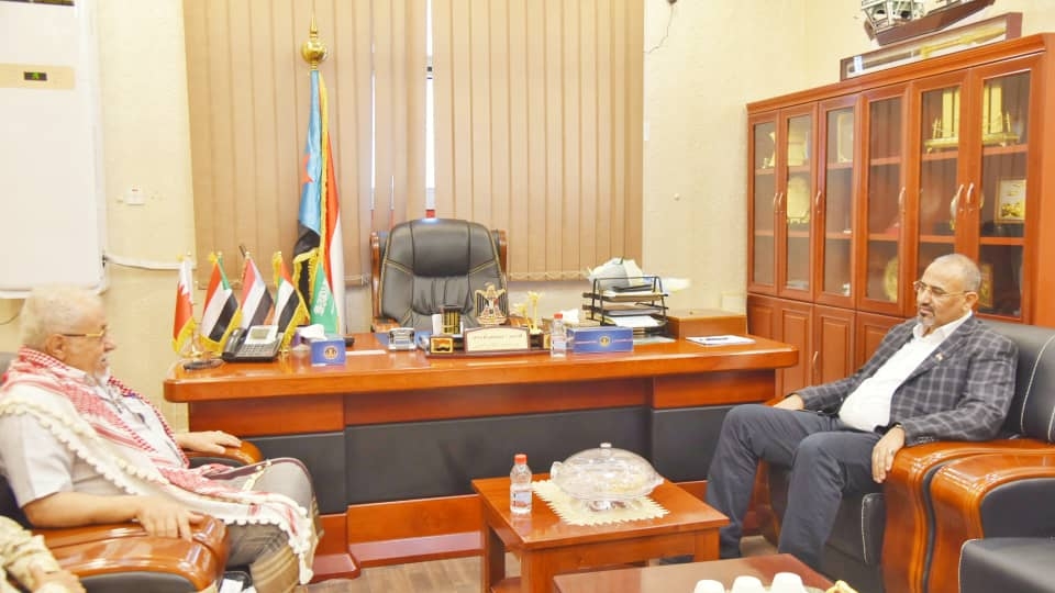 الرئيس الزُبيدي يلتقي نائب رئيس هيئة الأركان للشؤون الفنية 
