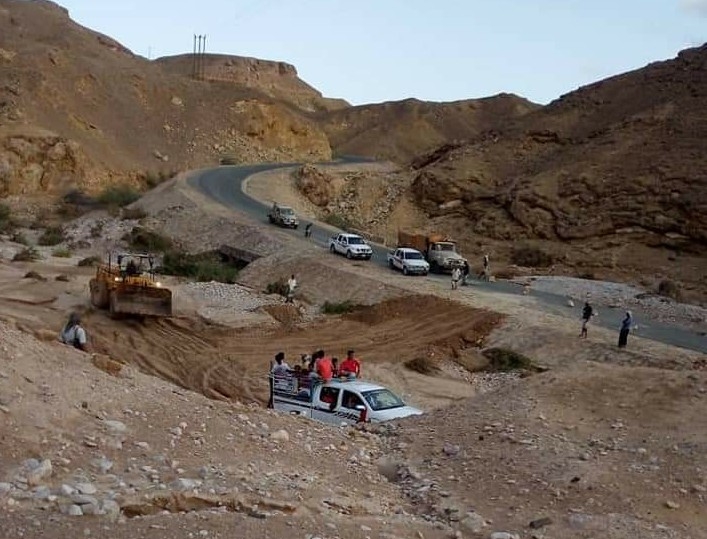أبناء حجر بحضرموت يشكرون قيادة انتقالي المديرية على إصلاح الطريق بعد تضرره جراء السيول 