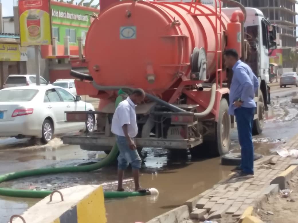 لجنة الإغاثة بانتقالي المنصورة تستكمل شفط مياه الأمطار من شوارع وأحياء المديرية